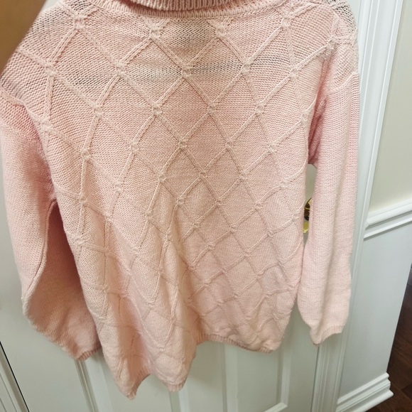 Elegant Pink Diamond Knit Turtleneck Sweater - Picture 3 of 5